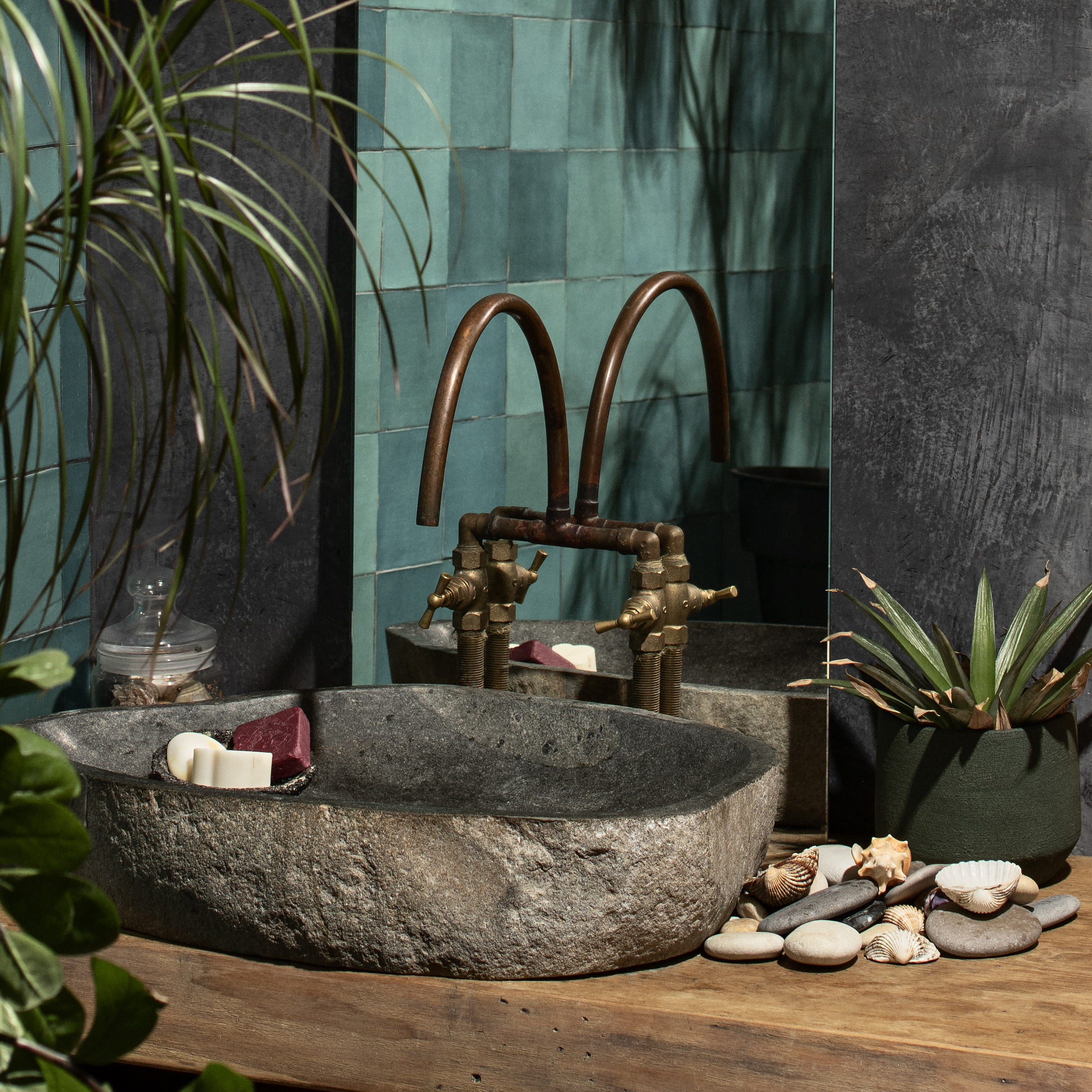 Vasque en pierre, robinetterie cuivre, plateau châtaignier, murs en stucs et zelliges, plantes vertes
