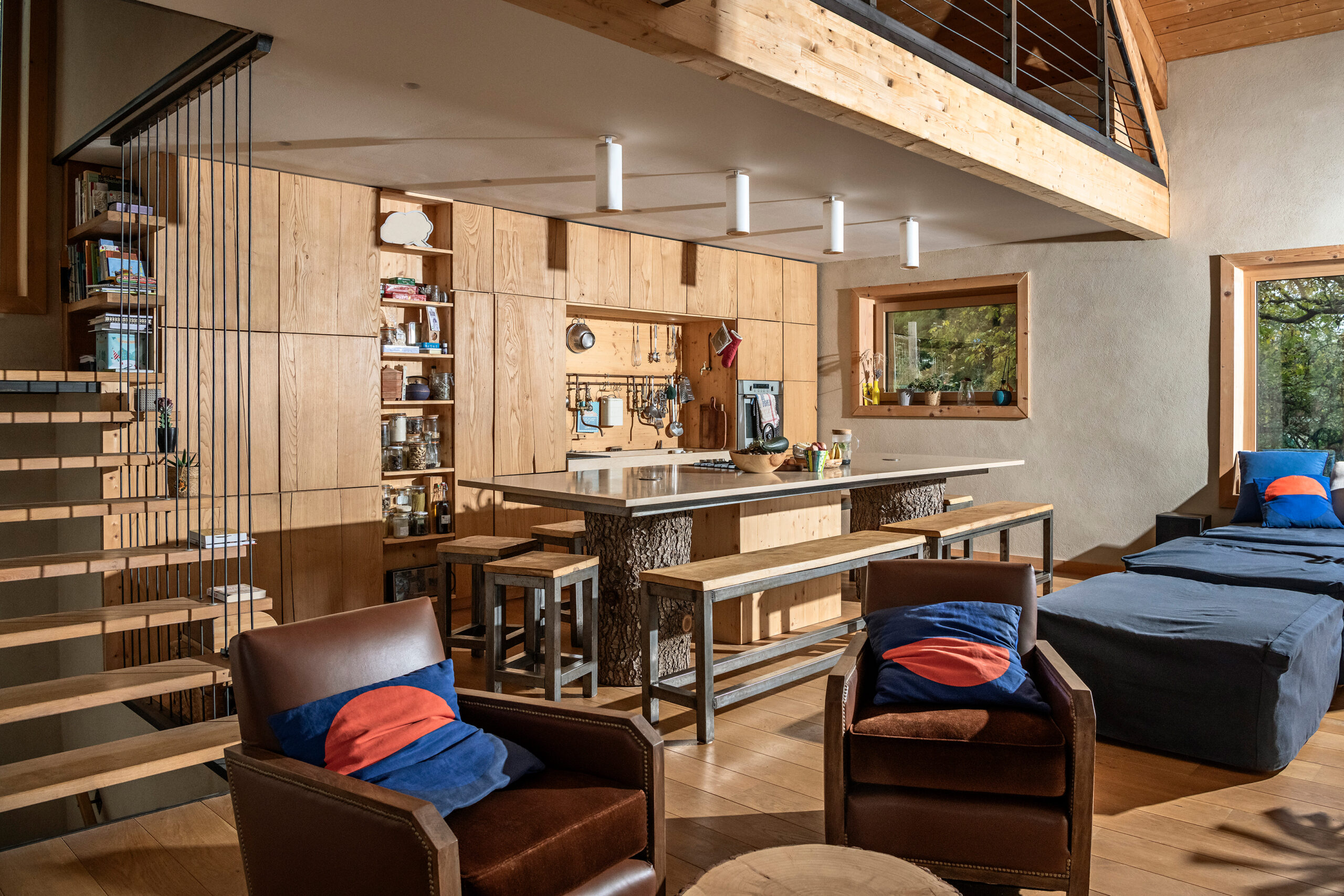 Cuisine avec ilot centrale en pierre de Chandore, pied en Cèdre. parquet Chene et meuble en chatainnier.