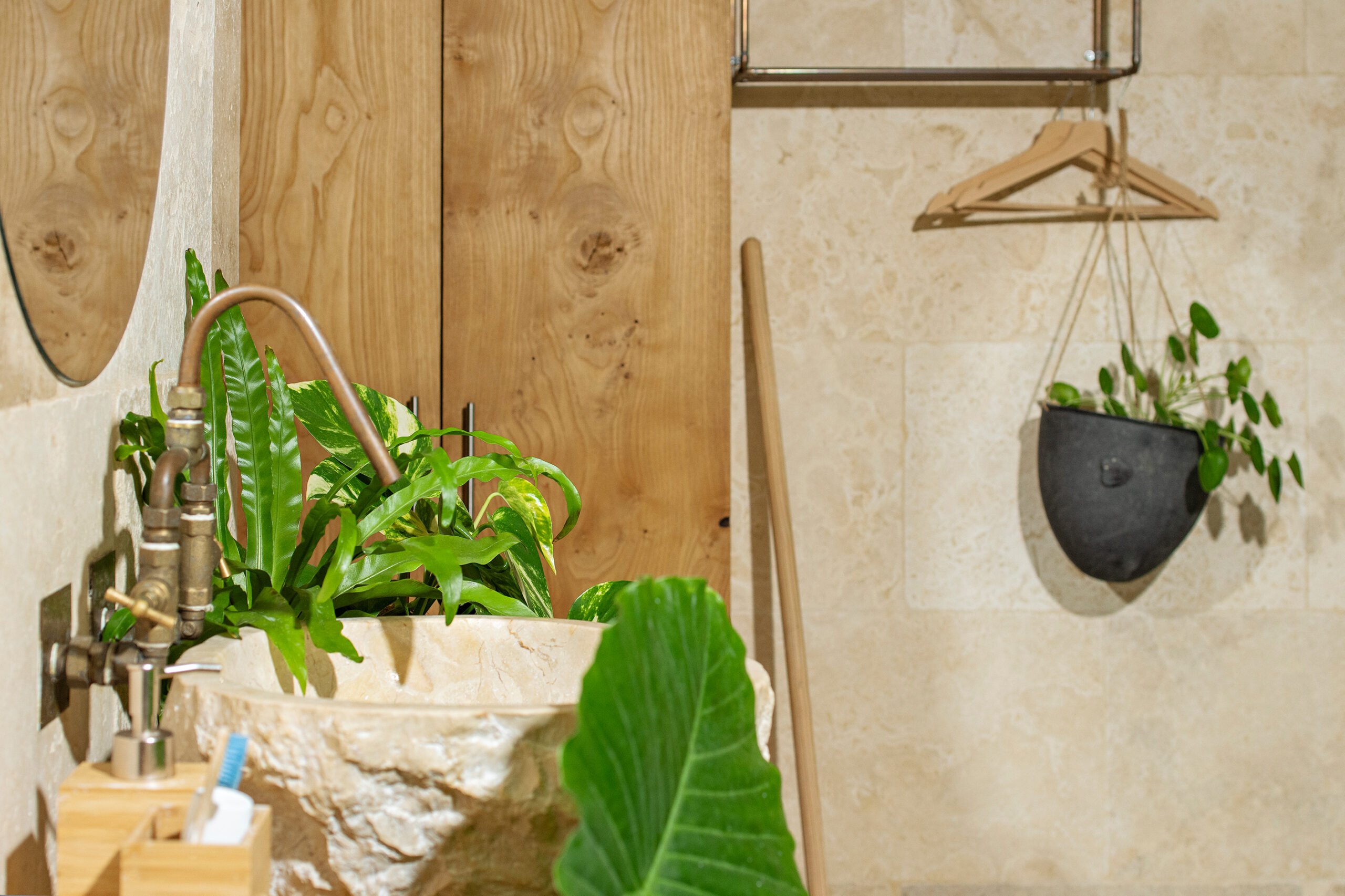Salle de bain, évier robinet cuivre et meuble en châtaignier, murs et sol, pierre travertin, piscine Zellige