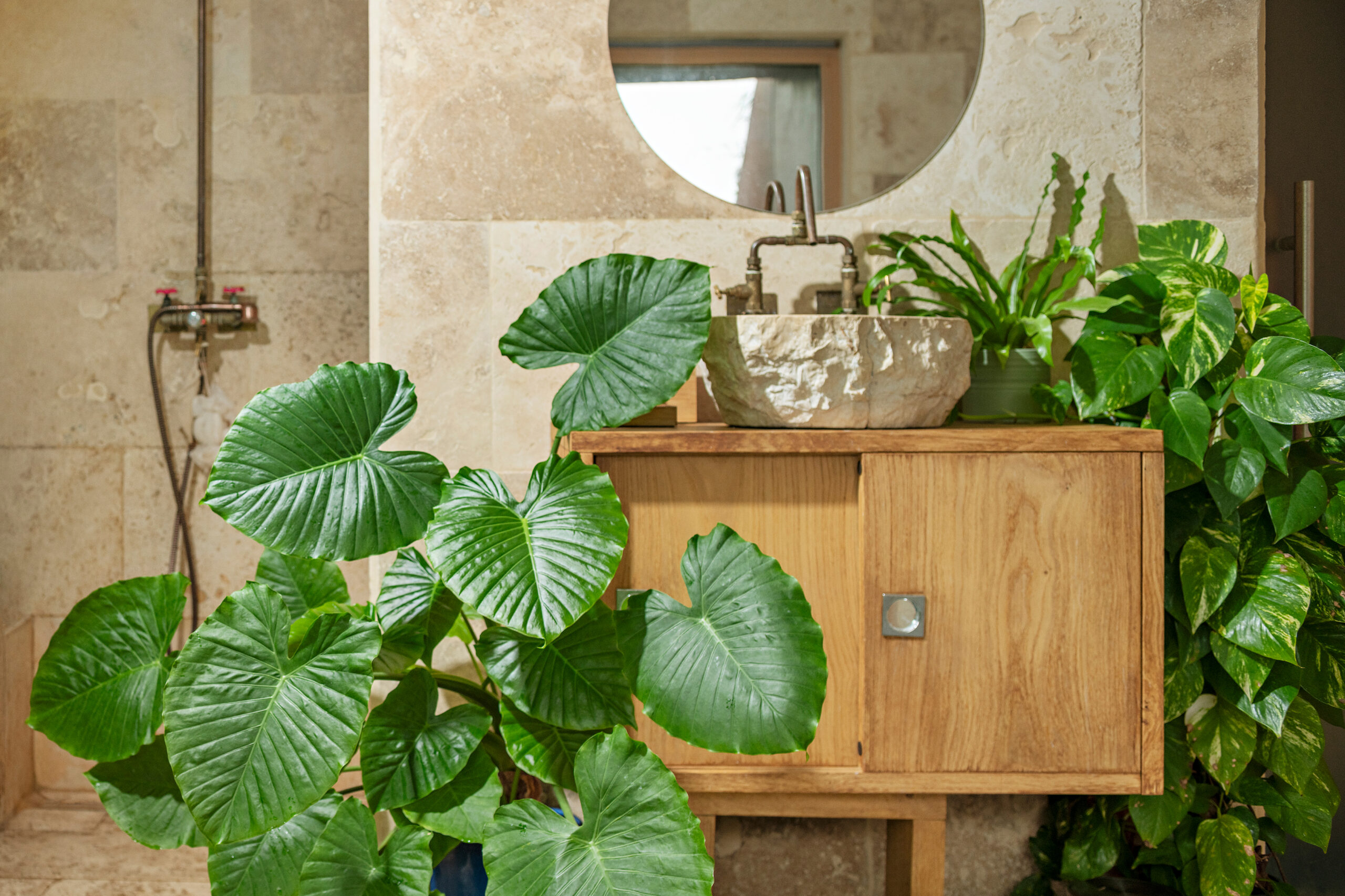 Salle de bain, évier robinet cuivre et meuble en châtaignier, murs et sol, pierre travertin, piscine Zellige
