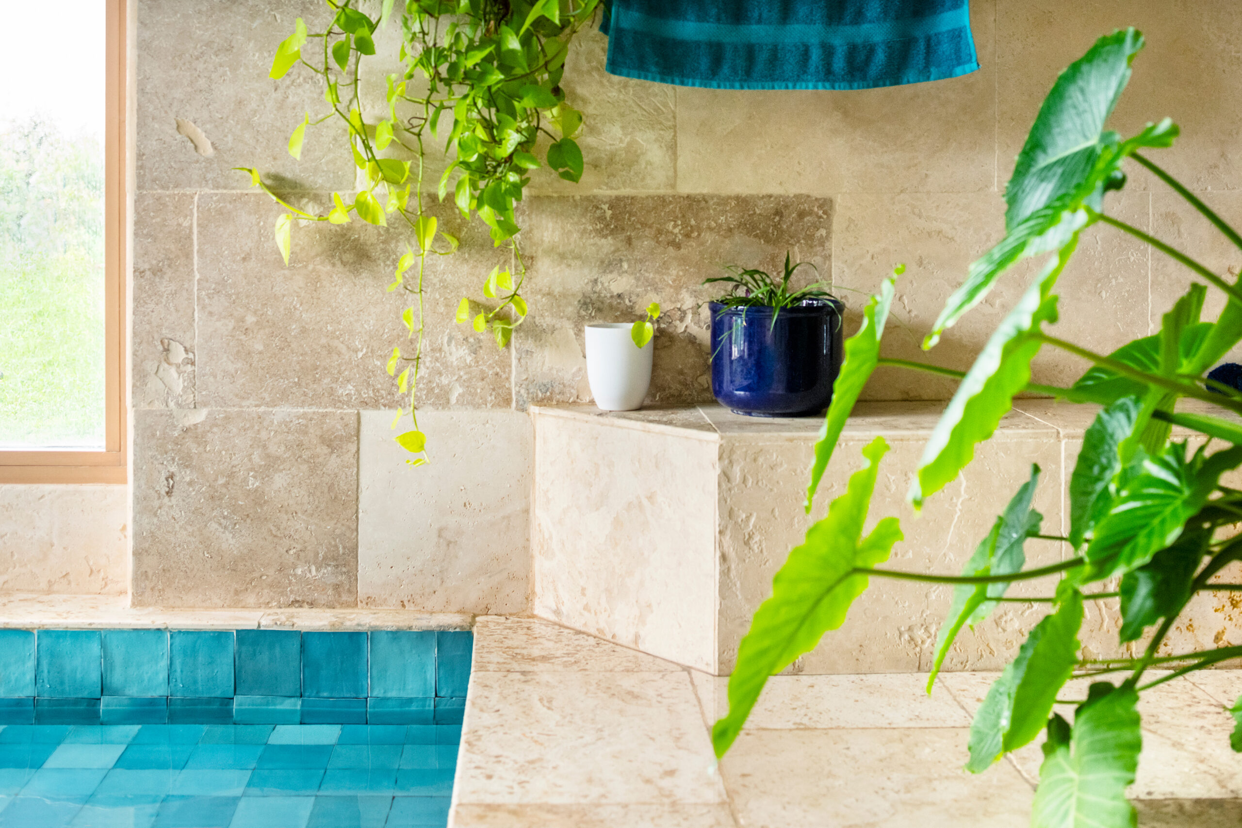 Salle de bain, évier robinet et meuble en châtaignier, murs et sol, pierre travertin, piscine Zellige