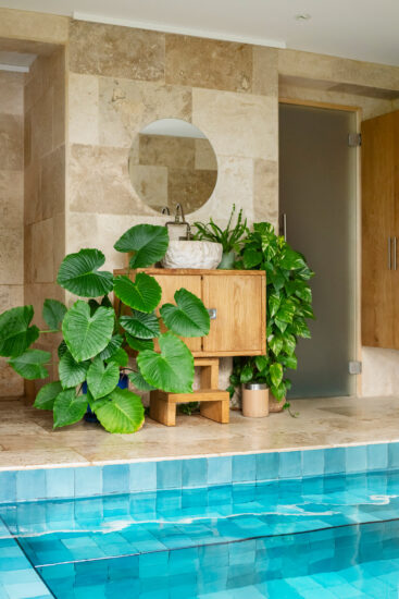 Salle de bain, évier robinet cuivre et meuble en châtaignier, murs et sol, pierre travertin, piscine Zellige
