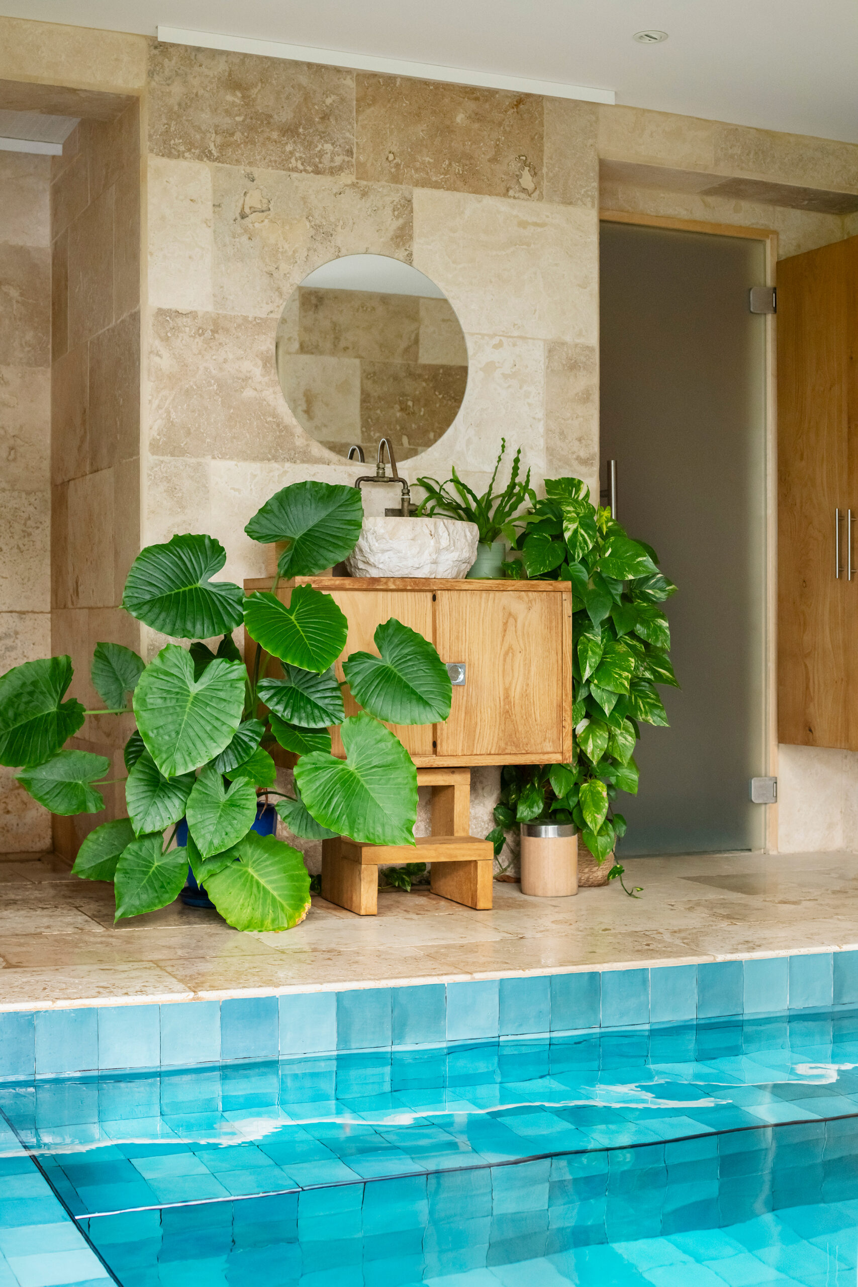 Salle de bain, évier robinet cuivre et meuble en châtaignier, murs et sol, pierre travertin, piscine Zellige
